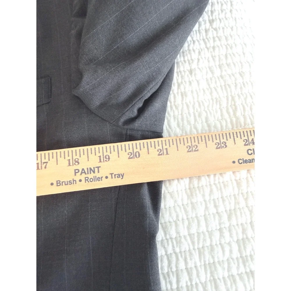 Jos. A. Bank Mens 40R Wool Pinstripe Suit Charcoal Gray 3 Button Pleated Cuffed